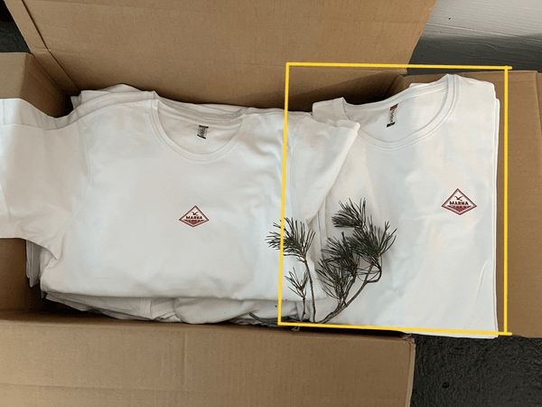 Hovedbilde Hvit t-skjorte med rød logo på venstre side