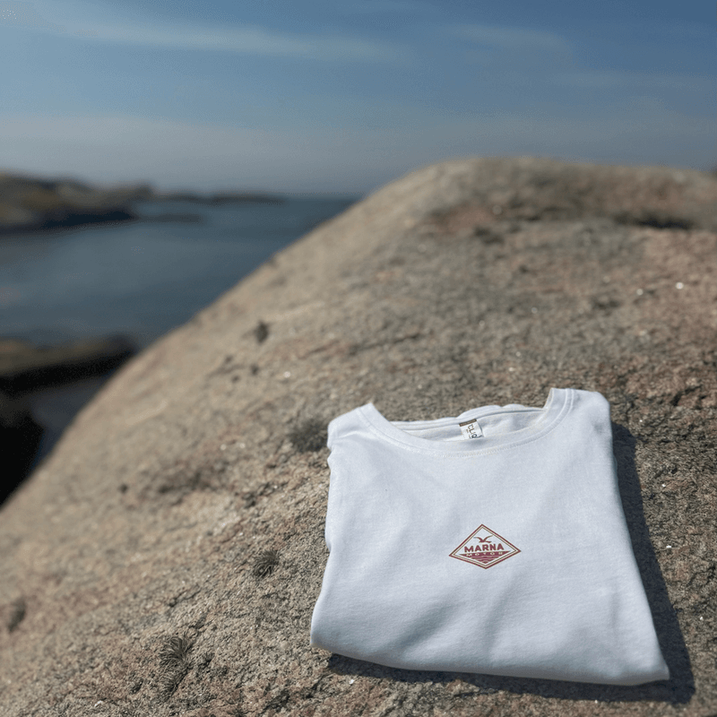 Hvit t-skjorte med rød logo midt foran