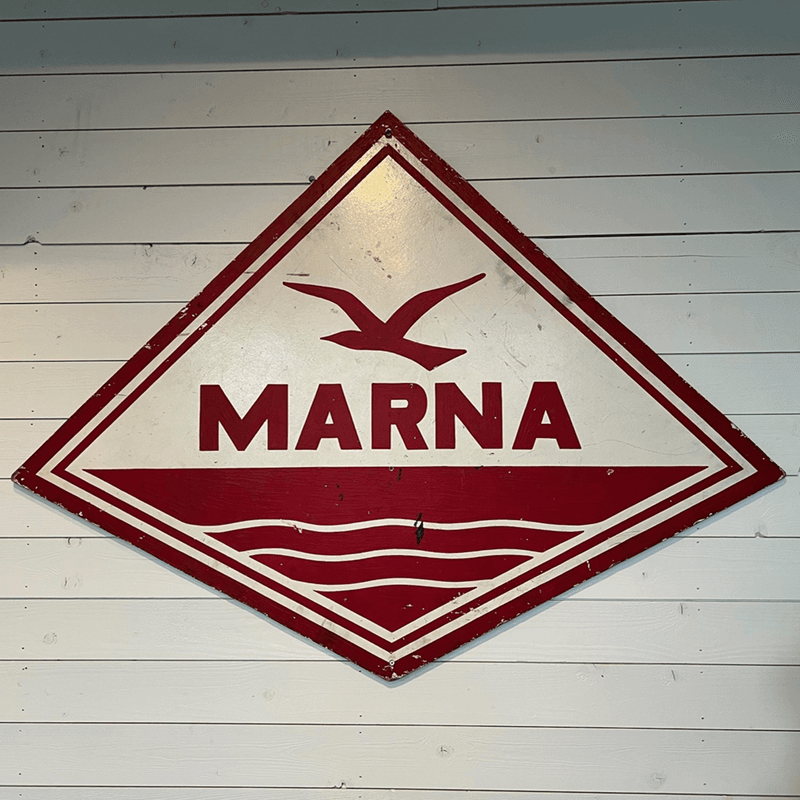 Hvit t-skjorte med rød logo på venstre side